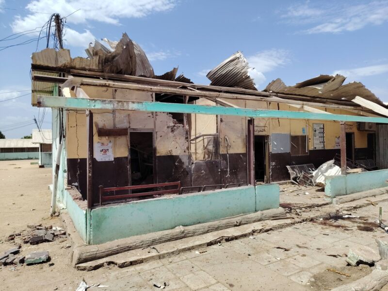 Image for the Tweet beginning: Twelve people, including two doctors,